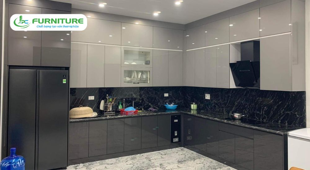 nên làm tủ bếp nhựa hay gỗ